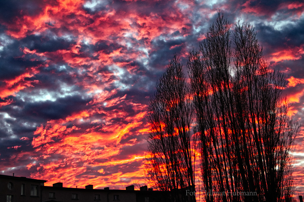 NUR DER HIMMEL BRENNT! ANDERSWO KONTINENTE!