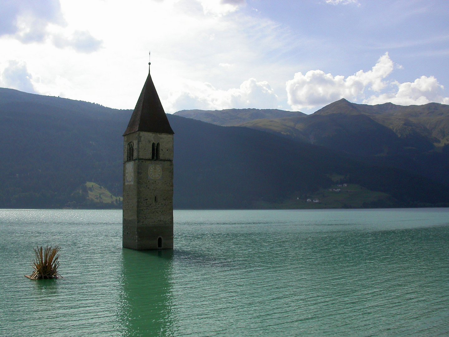 Nur der Kirchturm blieb und die Zeit läuft weiter...