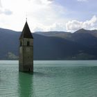 Nur der Kirchturm blieb und die Zeit läuft weiter...