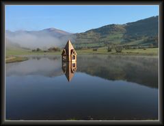 nur der Kirchturm ragt aus dem See