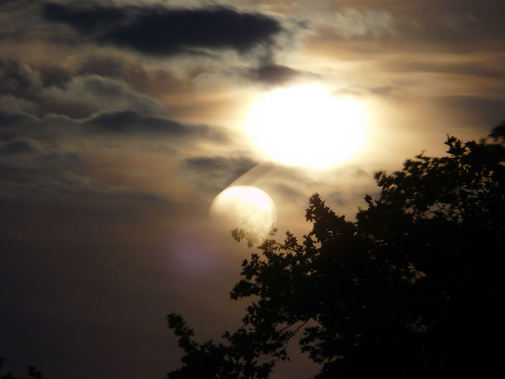 Nur der Moment zählt: Der Vollmond fällt aus allen Wolken