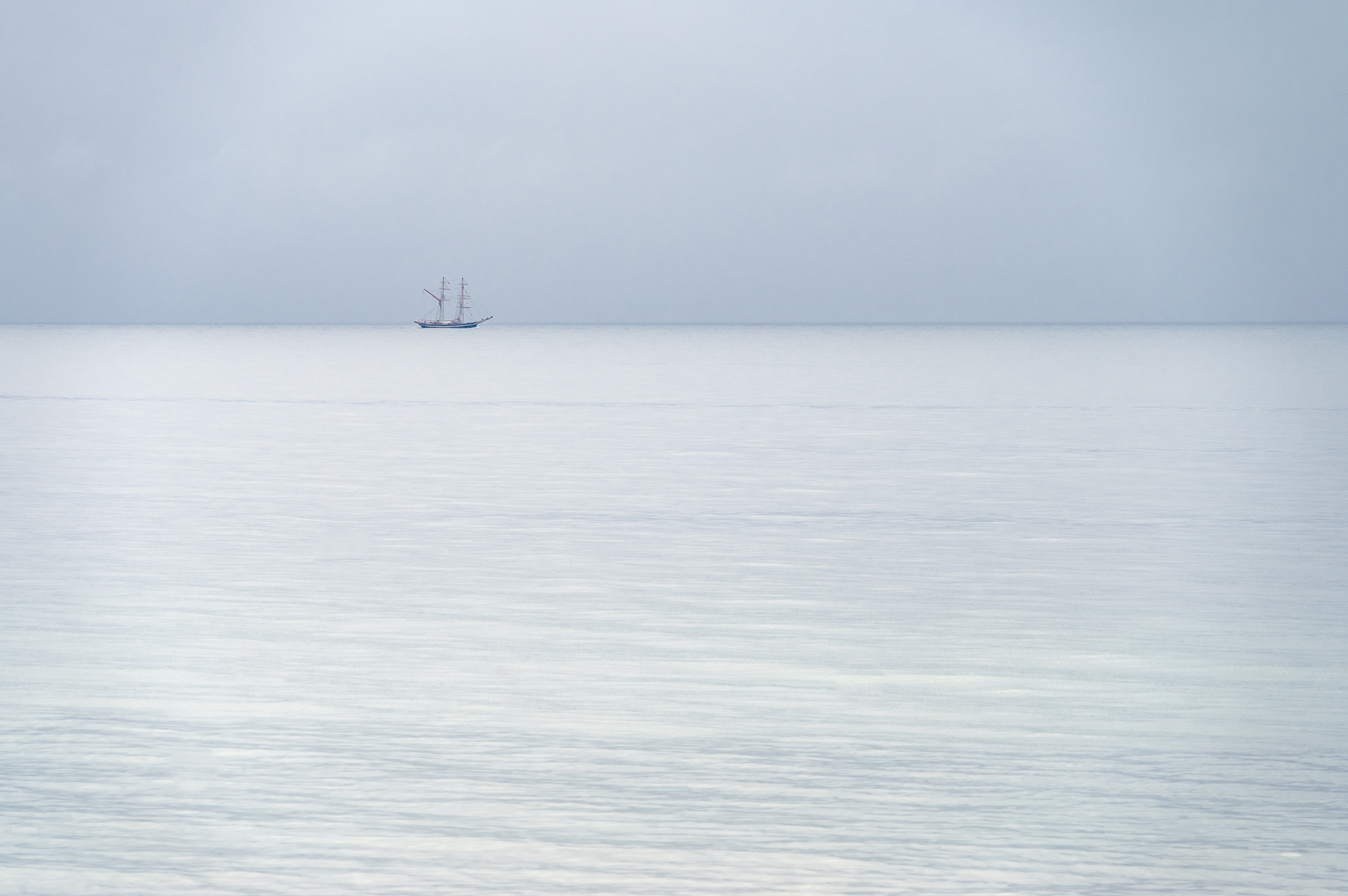 Nur die Ostsee, der Himmel und ein Schiff. 