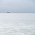 Nur die Ostsee, der Himmel und ein Schiff. 