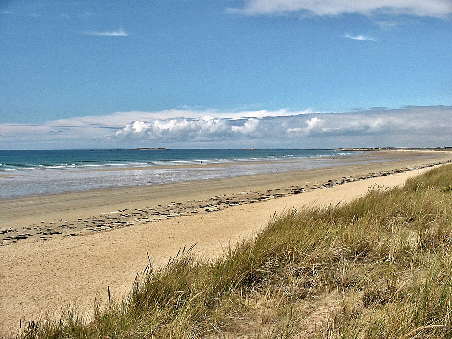 Nur Dünen, Strand, Wolken und Meer ....