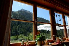 Nur ein Blick durchs Fenster der Sulztalalm…