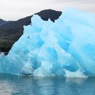 Nur ein kleiner Teil des Eisbergs, schaut aus dem Wasser