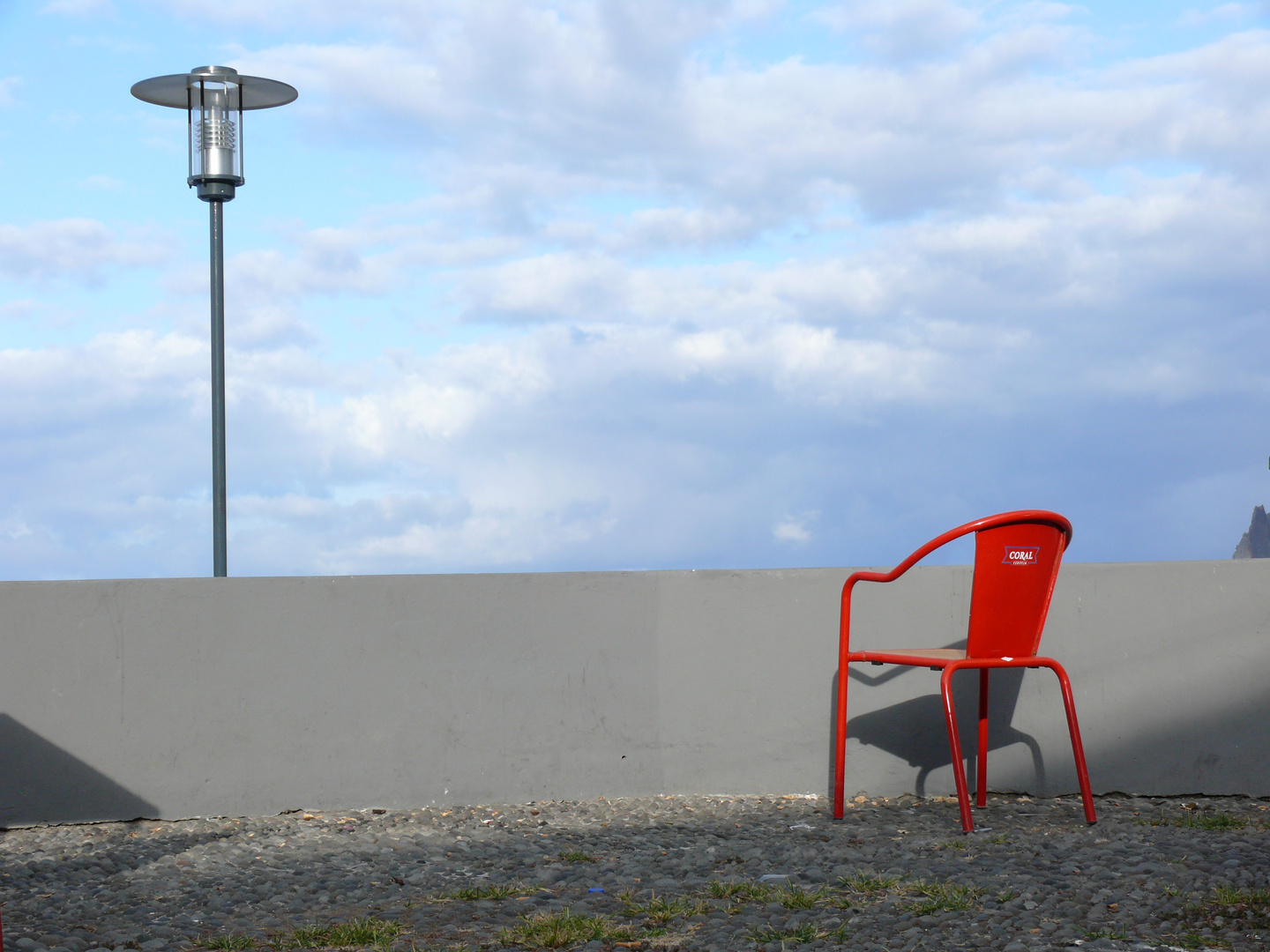 Nur ein roter Stuhl - am Strand in Madeira