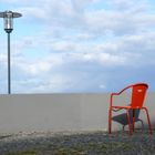 Nur ein roter Stuhl - am Strand in Madeira