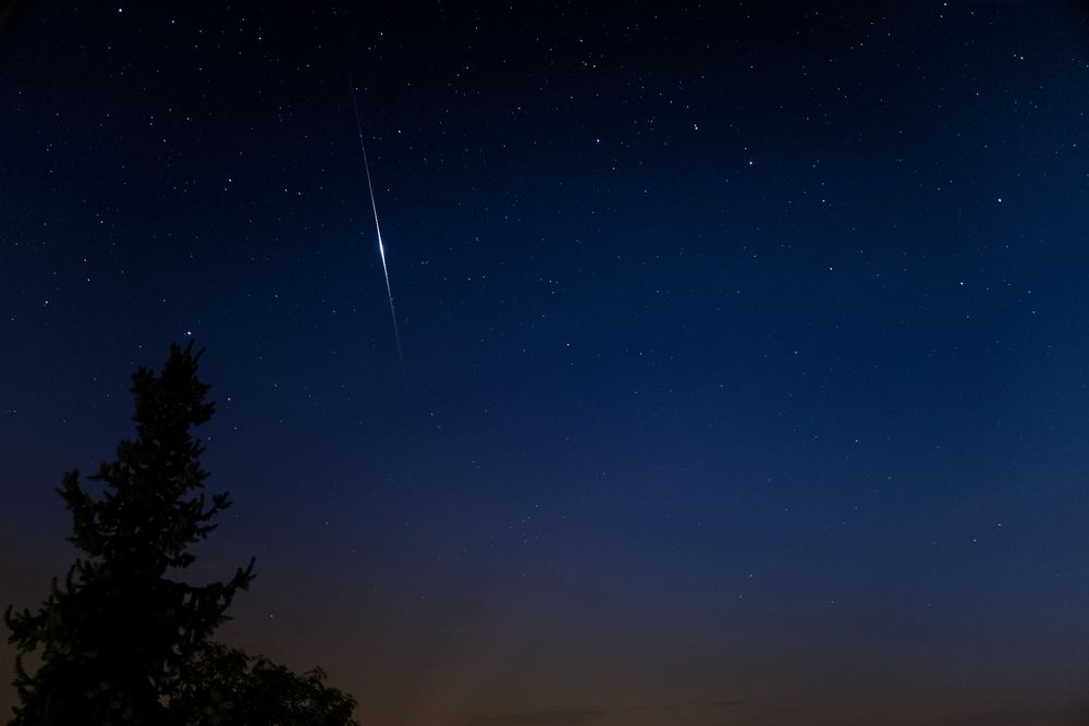 Nur ein SatellitenFlare Foto & Bild nacht, licht, himmel Bilder auf