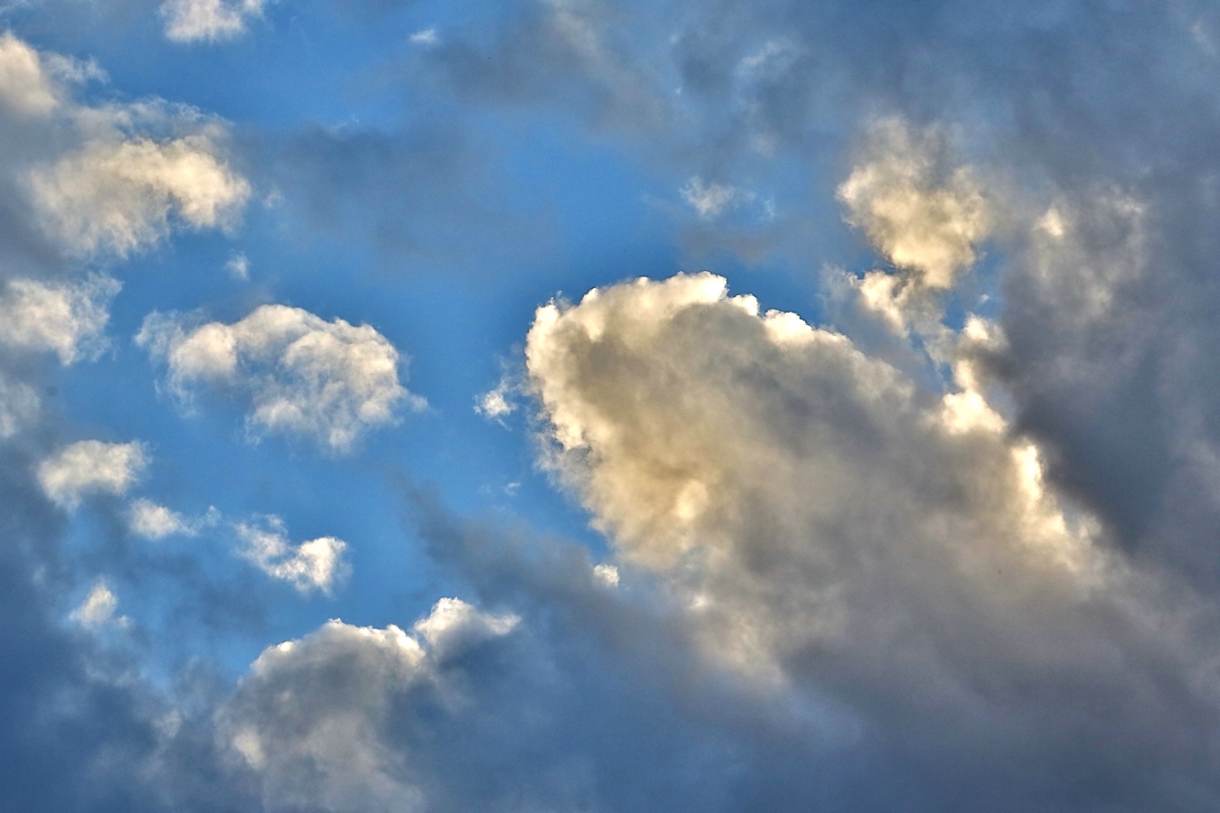 Nur ein Wolken - HDR aus der Kamera