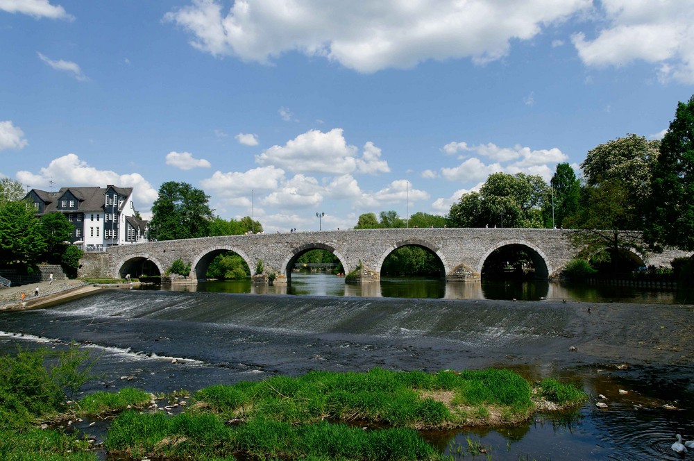 Nur eine Brücke