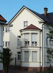 Nur eine Fassade mit Erker