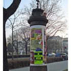 Nur eine litfaßsäule in wien links sieht man im hintergrund