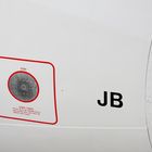 "Nur eine schlichte Signatur; auf einem SWISS-Airbus"...