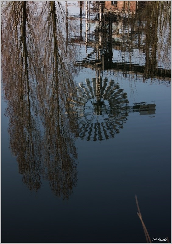 Nur eine Wasserspiegelung