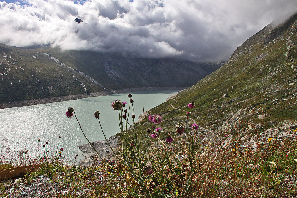 Nur eines der Spänhörner 3146 m  schaut über dem Mattmarkstausee  aus den Wolken