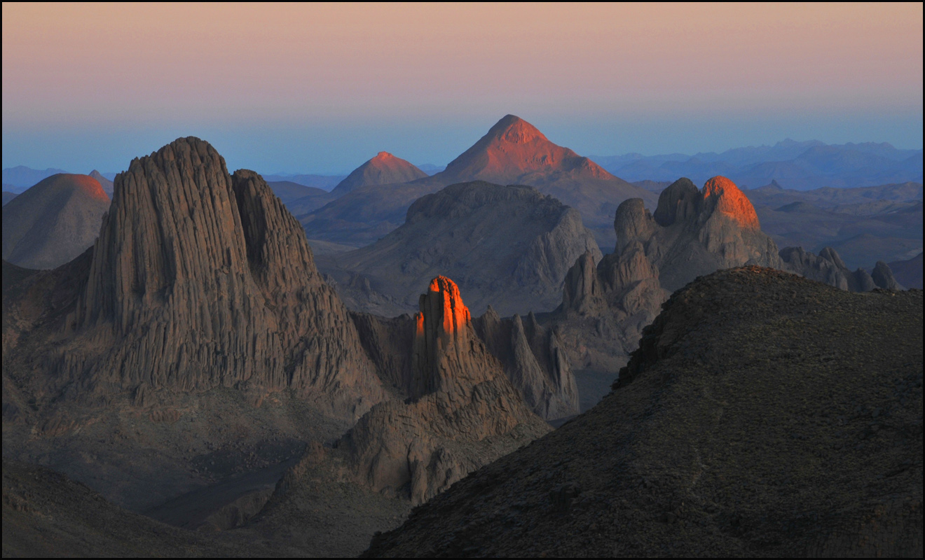 Nur einige Bergspitzen sehen noch die Sonne