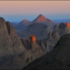 Nur einige Bergspitzen sehen noch die Sonne