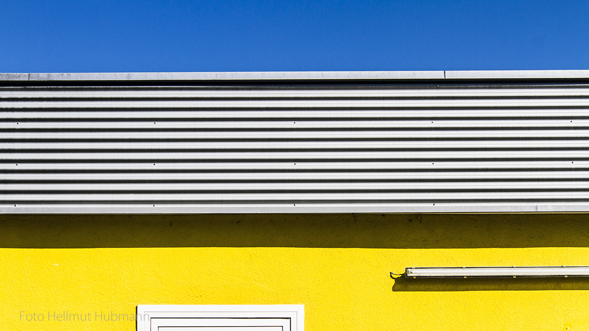 NUR FARBEN, LINIEN UND FLÄCHEN MIT ETWAS BLAU AM RANDE