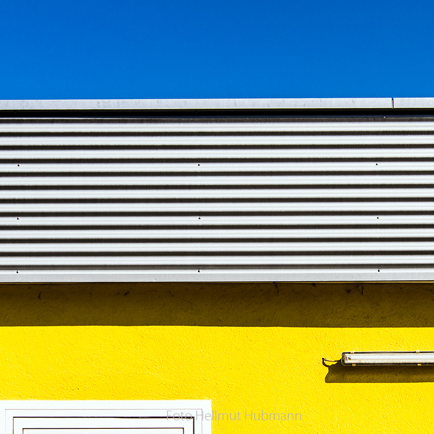 NUR FARBEN, LINIEN UND FLÄCHEN MIT ETWAS BLAU AM RANDE IM QUADRAT