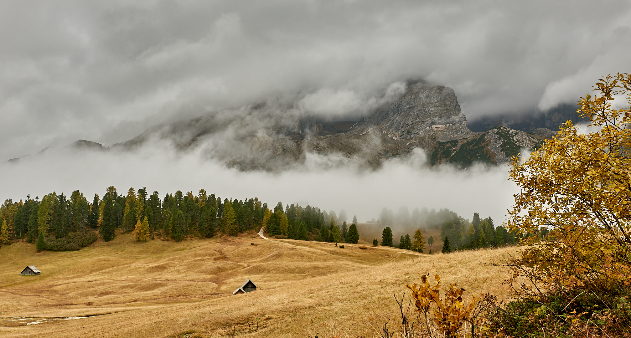 Nur kurz war der Durchblick auf die Hohe Gaisl ( 3146 m), dafür war die Wolkenstimmung verbunden...