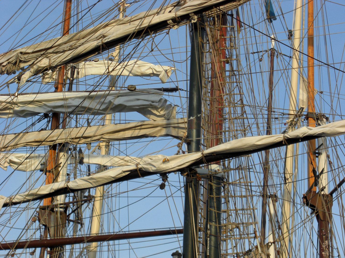 Nur nicht den Faden verlieren - Segelschiffe in Kiel