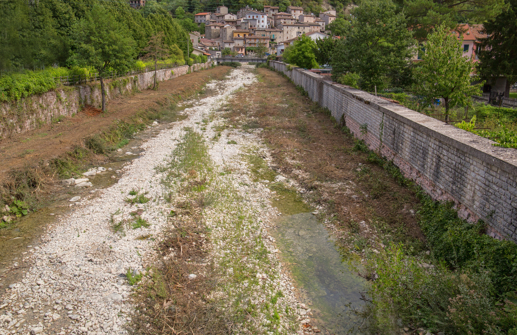 nur noch ein Rinnsal ist der Fluss durch Pianello