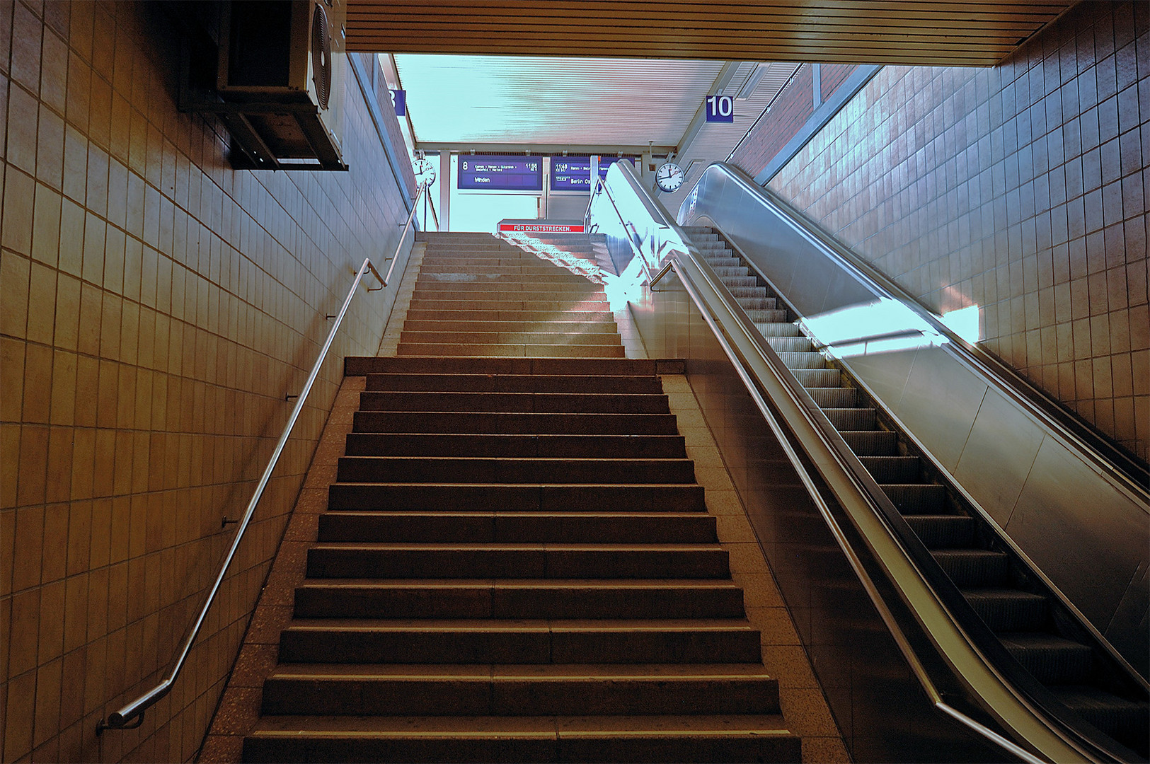 Nur noch hoch über die Treppe - oben wartet die Sonne!