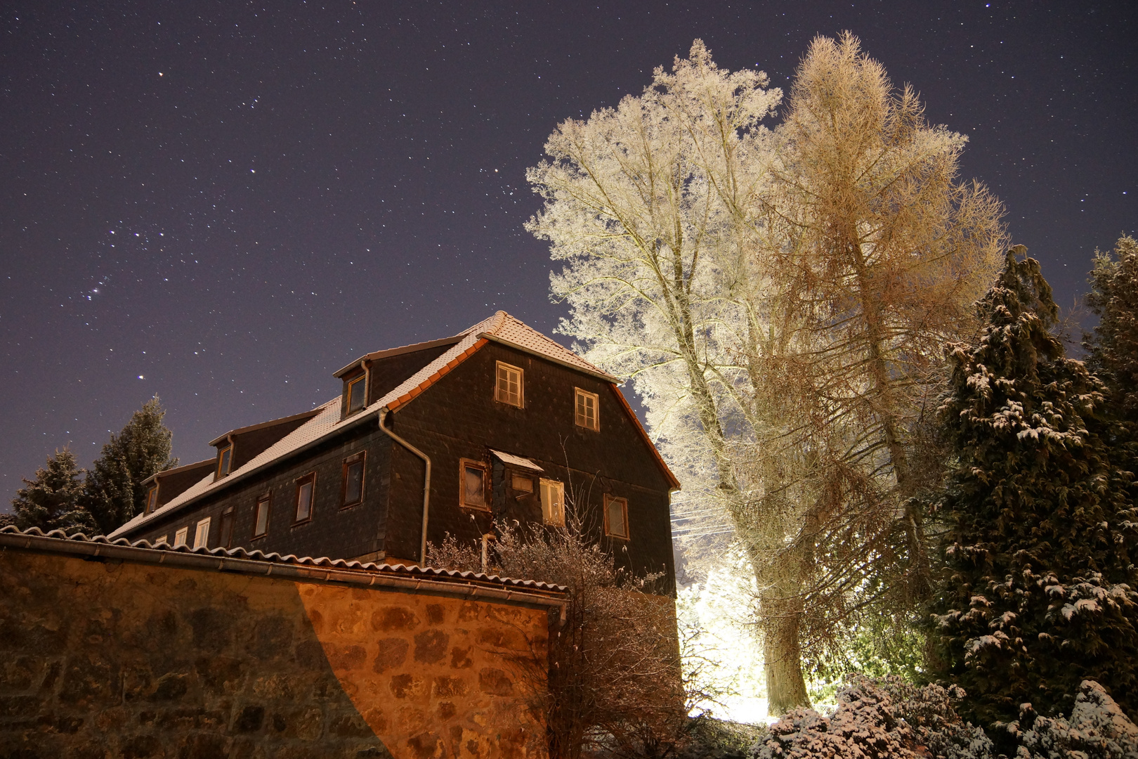 ... nur Raureif: Bauernhaus mit Linde