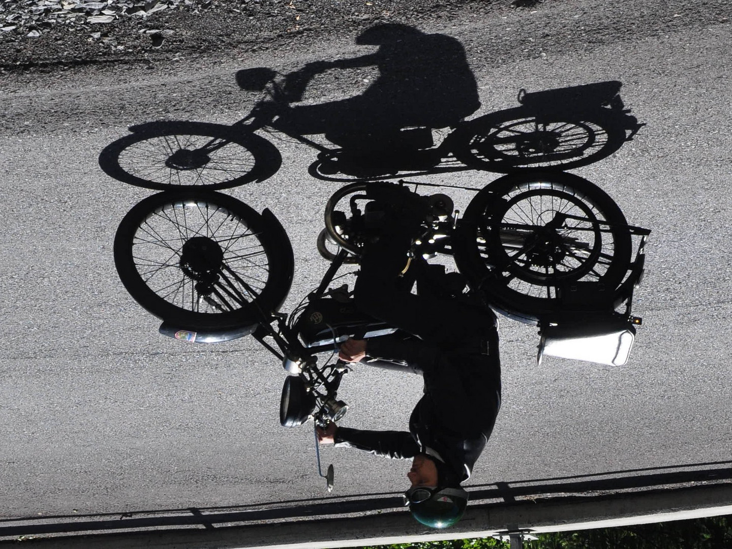 Nur sein Schatten war schneller - Forster 250ccm am Klausenpass