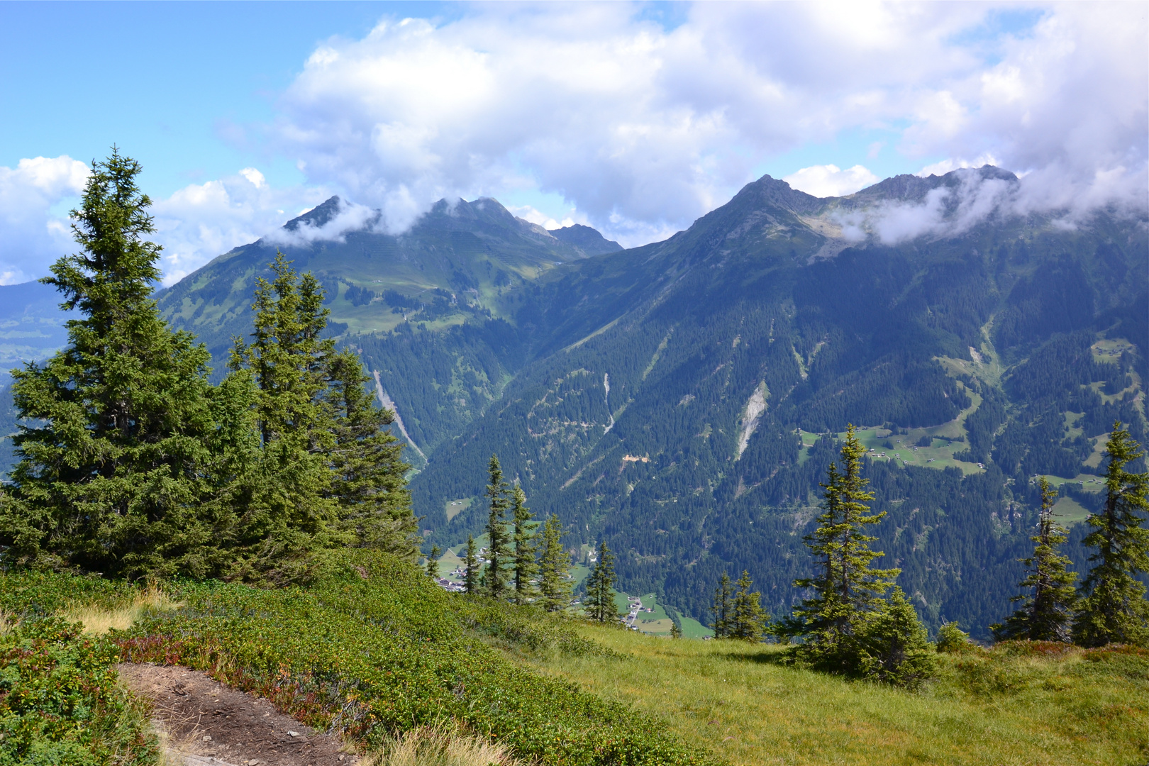 Nur um die Zamangspitze "kreiseln" noch ein paar Wölkchen…