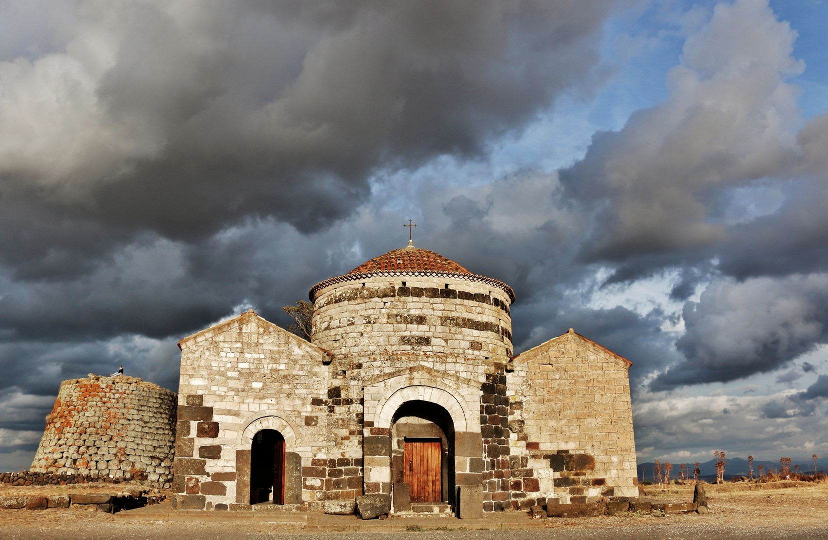 Nuraghe e chiesa di " Santa Sabina "