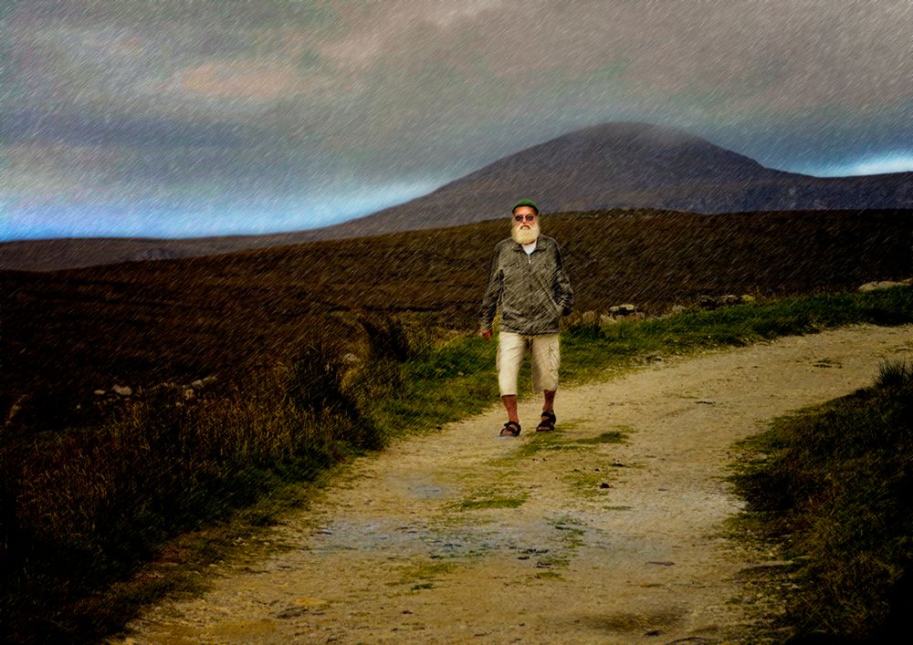 nus pieds au village fantôme de Slievemore