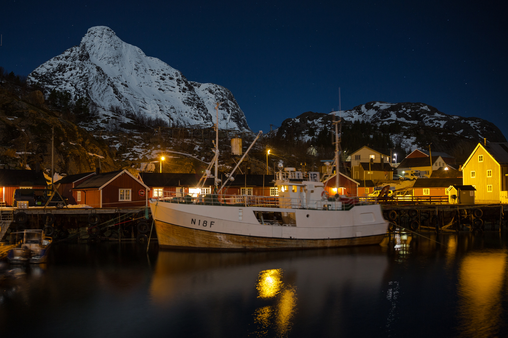 Nusfjord bei Nacht