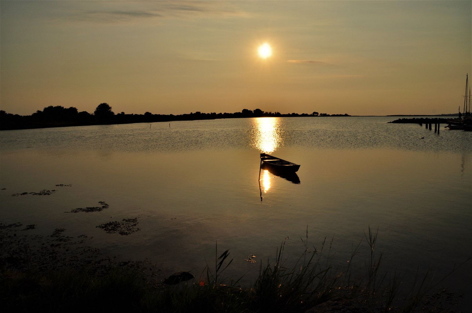 "Nussschale" im Sonnenuntergang