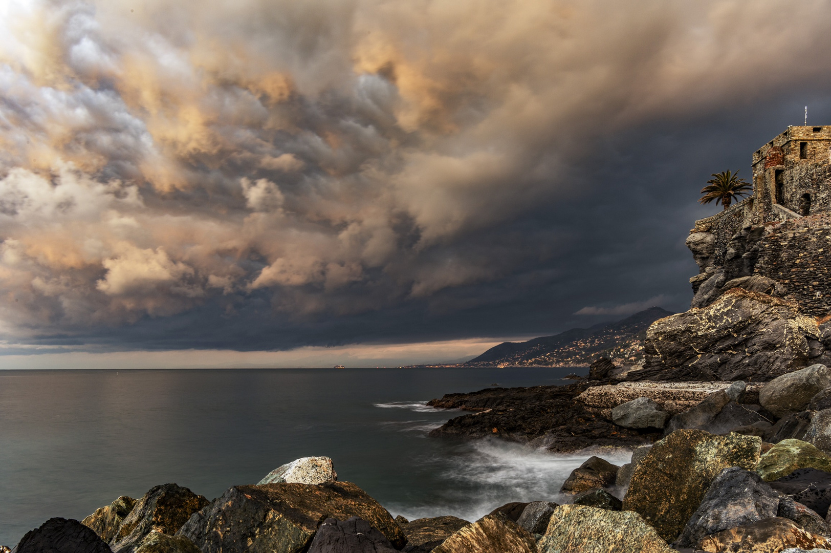 Nuvole al alba a Camogli 