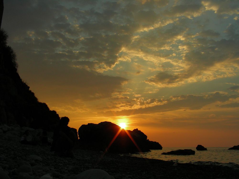 Nuvole al tramonto sulla spiaggia dell'Atelier. di Sara Cusenza 