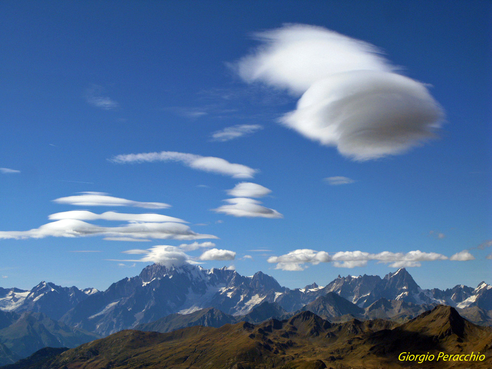 Nuvole "" Aliene "" sul Bianco