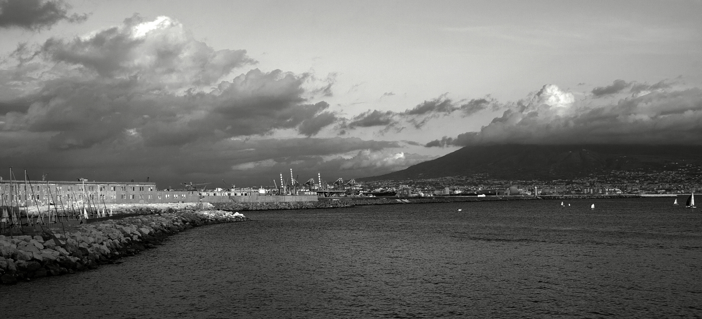  Nuvole che accarezzano il Vesuvio