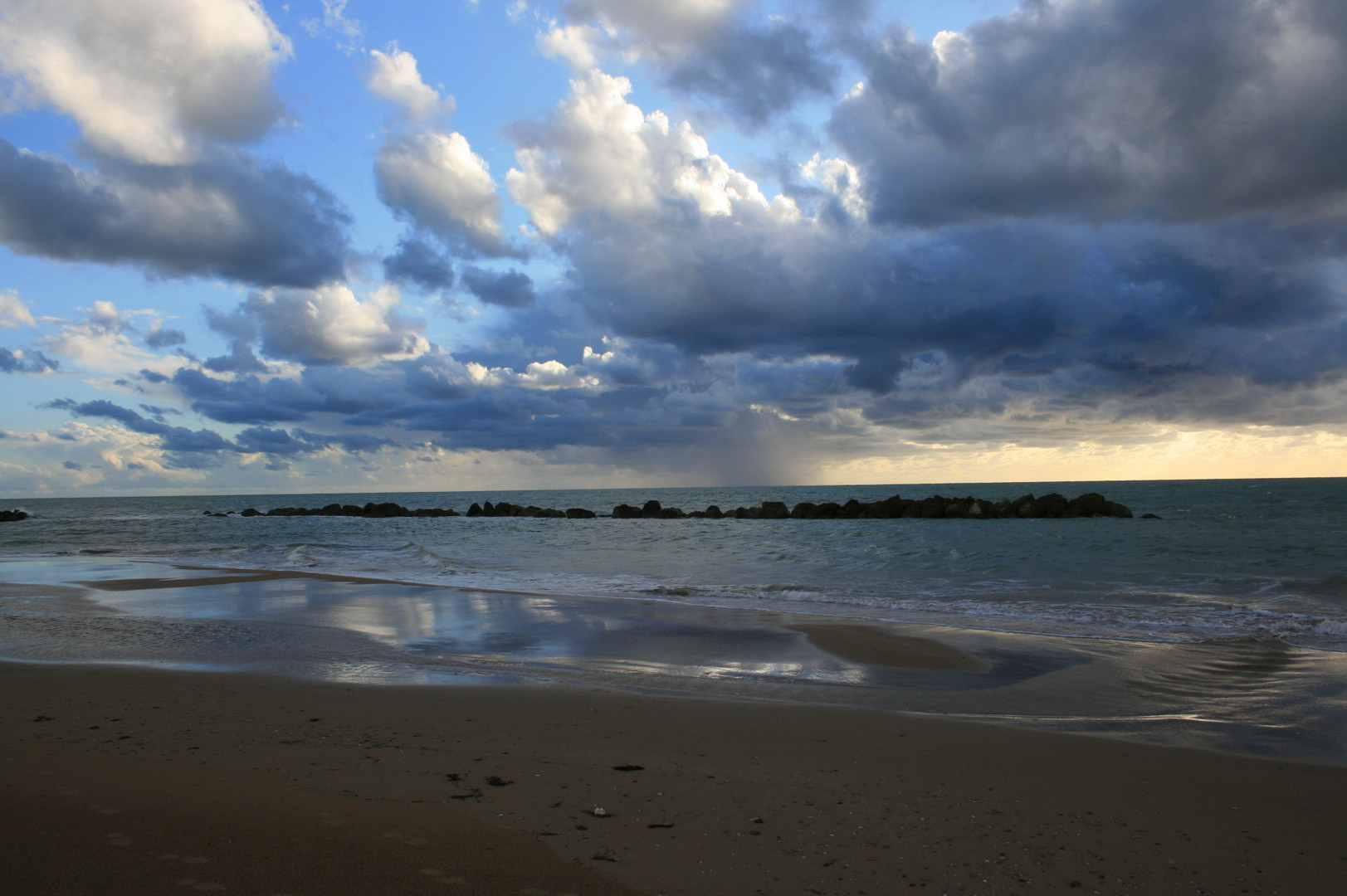 Nuvole e colori sul mare.