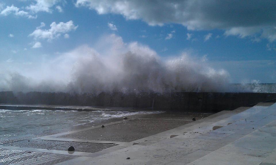 nuvole in cielo ed esplosioni di mare