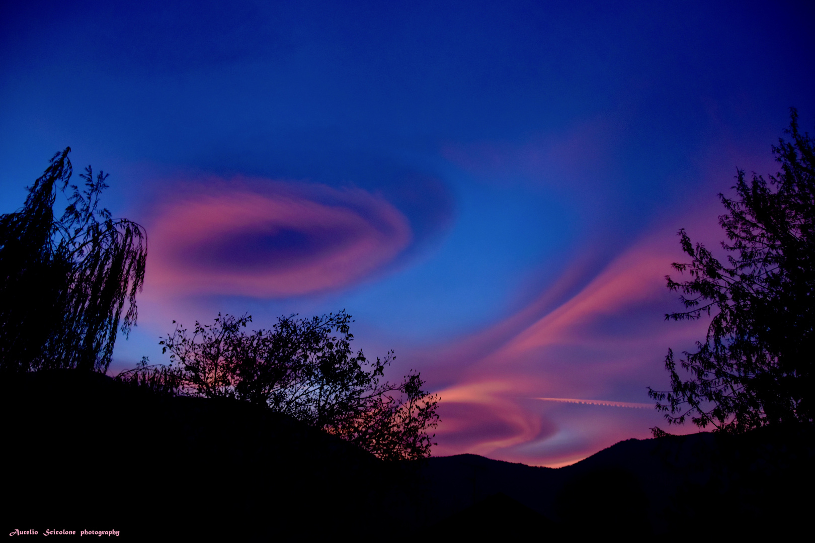 Nuvole lenticolari al crepuscolo