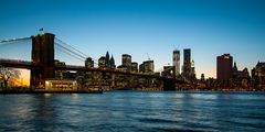 N.Y. [125] - Brooklyn Bridge zur frühen Blauen Stunde