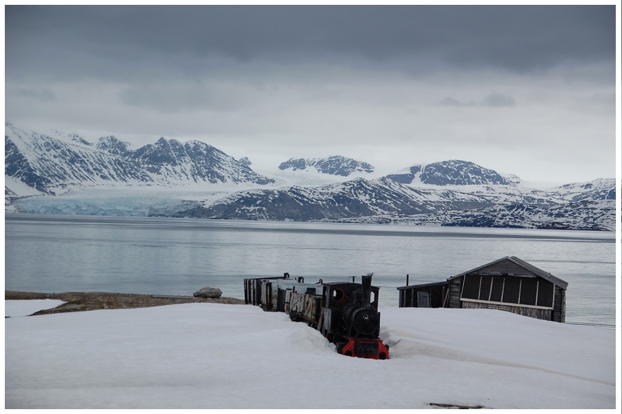 Ny-Ålesund - hier steht wohl die nördlichste Eisenbahn ;-)