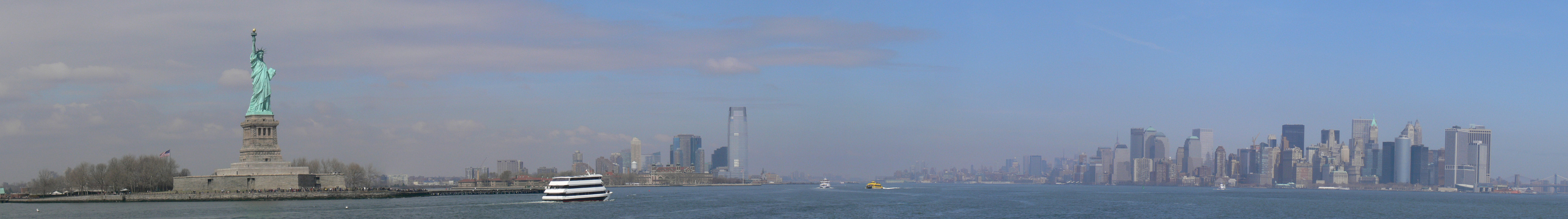 NYC mit Freiheitsstatue vom Schiff aus