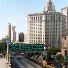 NYC: Municipal Building, von der Brooklyn-Bridge-Rampe gesehen