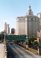 NYC: Municipal Building, von der Brooklyn-Bridge-Rampe gesehen