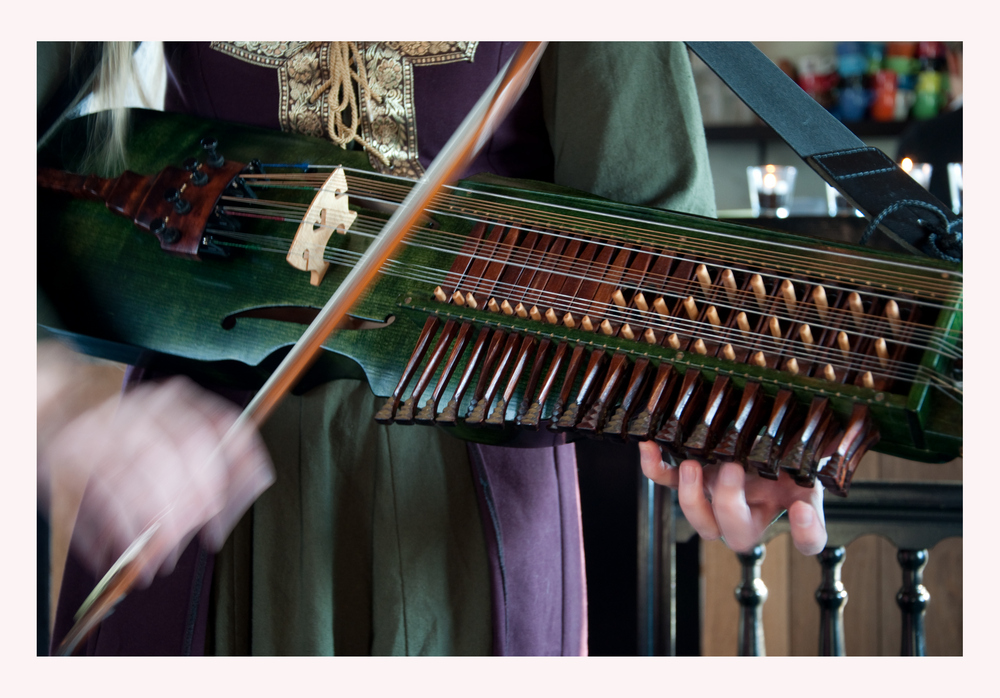 Nyckelharpa (schwed.: Schlüsselgeige)