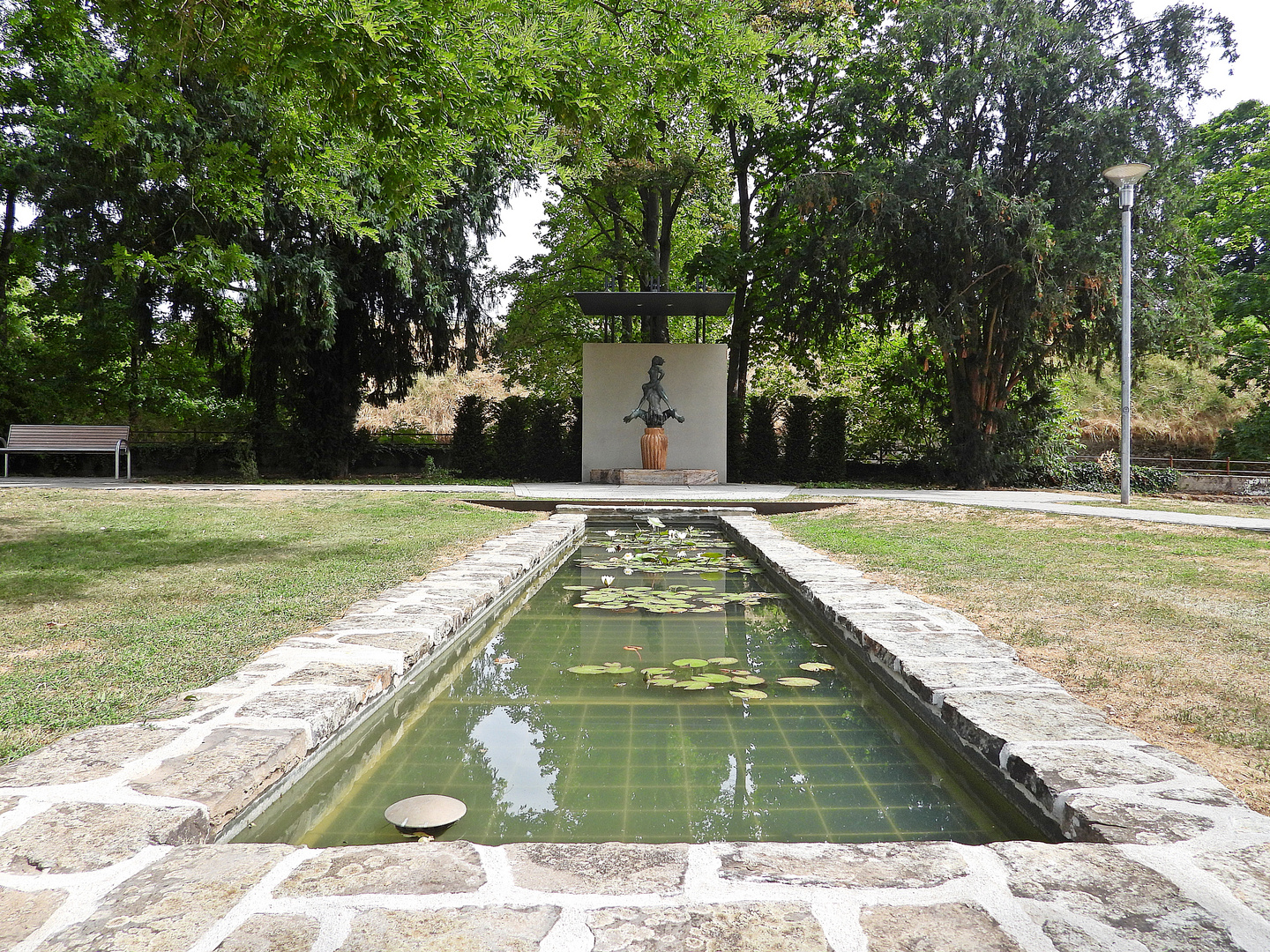 Nymphenbrunnen und Seerosenbecken