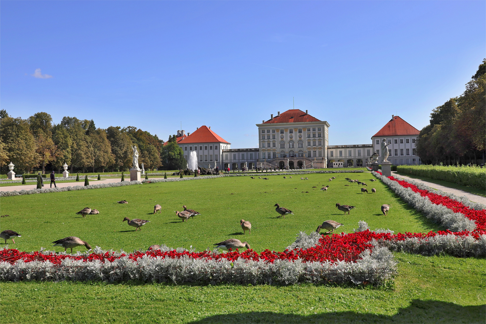 Nymphenburger Schloßpark mit Besuchern.